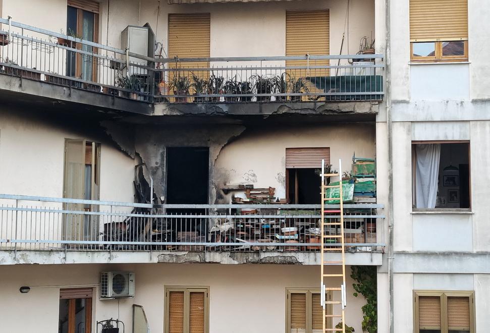 Inferno di oltre mille gradi in via Catte a Nuoro, gli evacuati: «Momenti terribili»