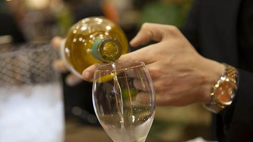 Il vino come le sigarette: dall'Irlanda arriva l’etichetta di rischio sanitario. Il timore per le aziende toscane