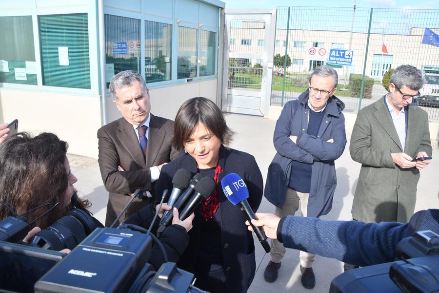 
	I parlamentari sardi all'uscita del carcere di Bancali<em> (foto Mauro Chessa)</em>


