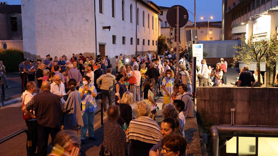 Nella foto in alto la protesta per la chiusura del punto nascite a Pescia