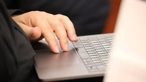 Irretivano uomini e li minacciavano di diffondere i video on-line: in manette due ventenni