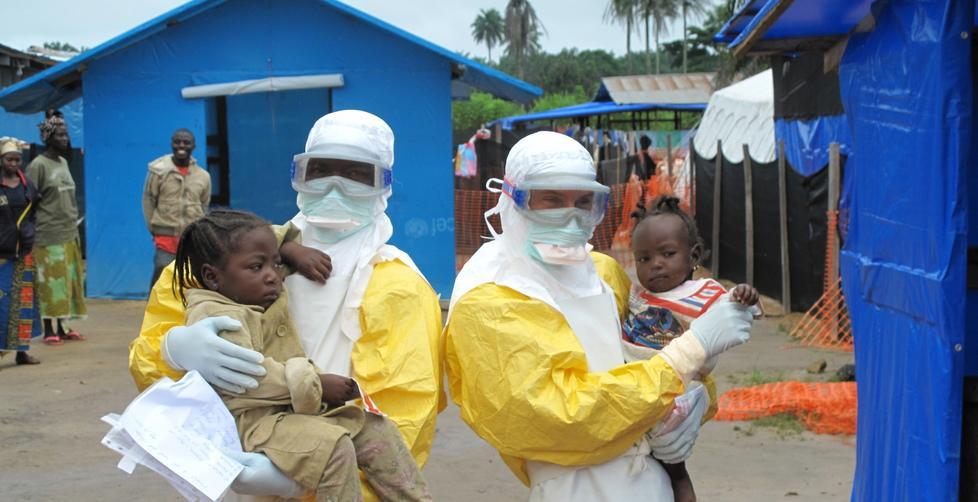 Mi metto i guanti e regalo carezze ai malati di Ebola 