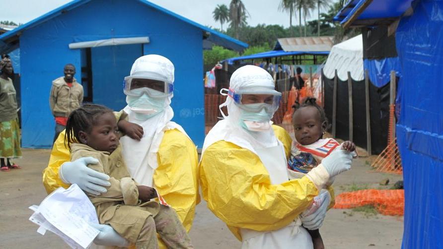 Mi metto i guanti e regalo carezze ai malati di Ebola