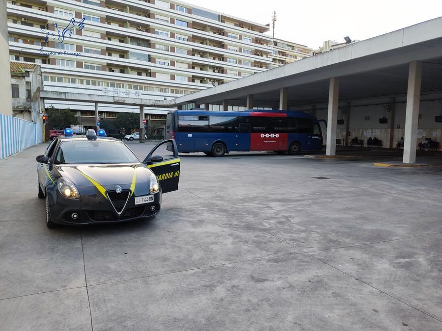 
	Auto delle Fiamme Gialle alla stazione dell'Arst

