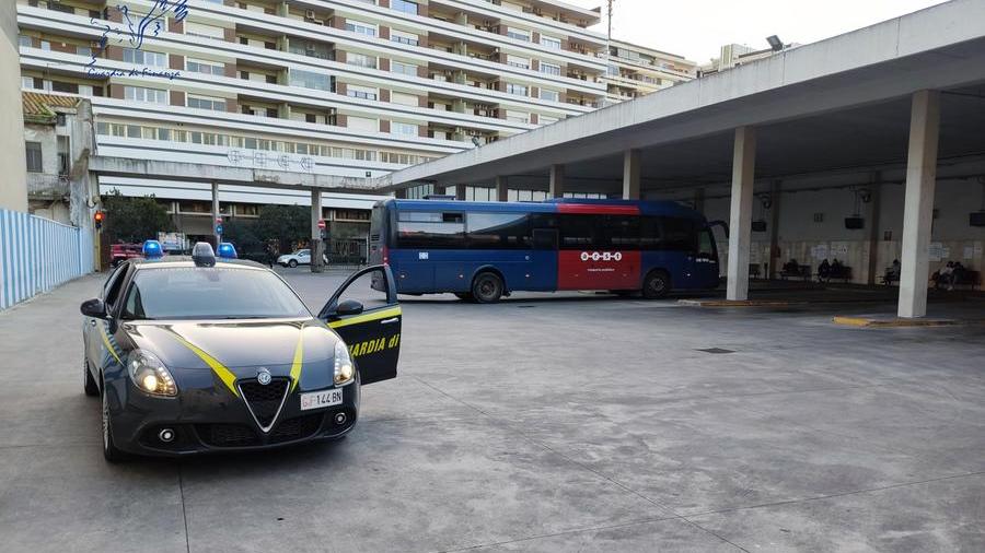 Auto delle Fiamme Gialle alla stazione dell'Arst