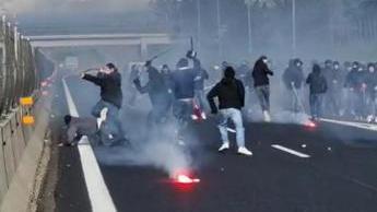 Guerriglia tra tifosi in A1, il ministro degli Interni annuncia i primi Daspo