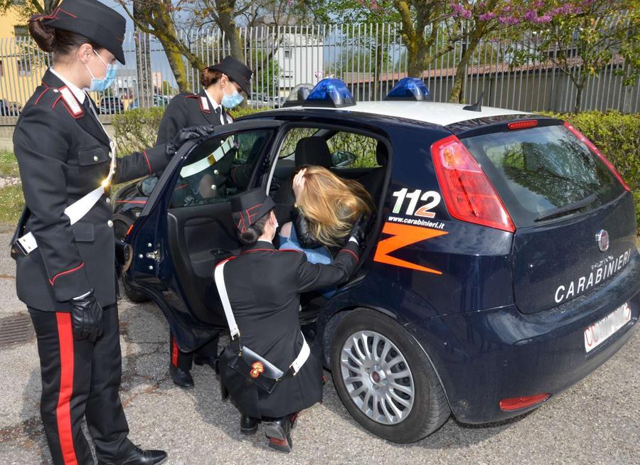 Maltrattamenti e botte all’ex convivente. Si rende irreperibile, arrestato in un bar