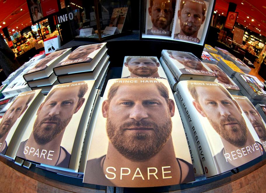 Principe Harry, le bugie e gli strafalcioni del libro campione di incassi sulla royal family