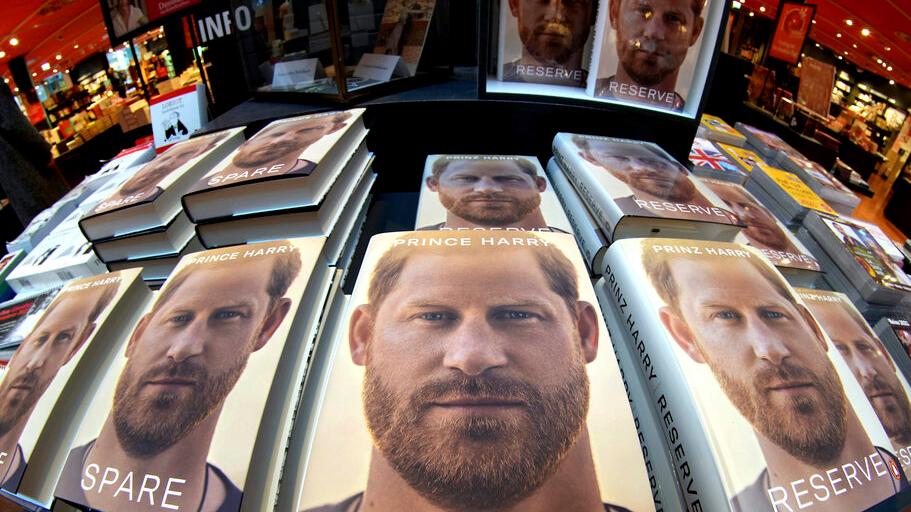 Principe Harry, le bugie e gli strafalcioni del libro campione di incassi sulla royal family