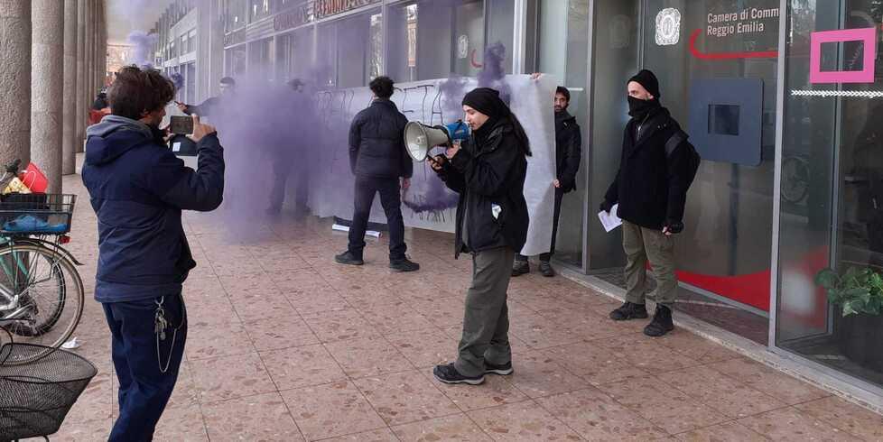 Blitz davanti agli uffici di Iren