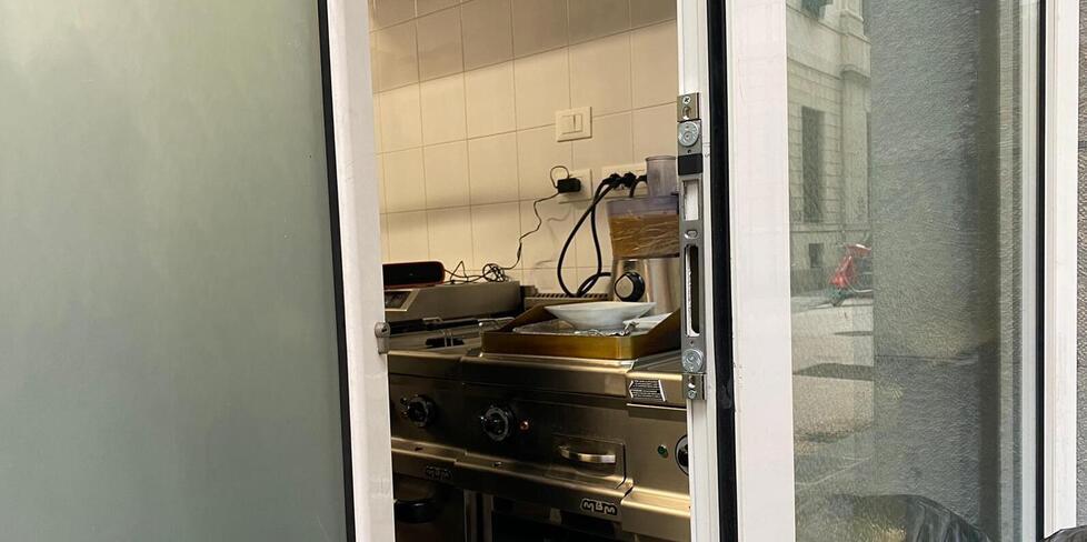 La porta secondaria del Galileo Art Cafè Da qui il ladro si è introdotto all’interno del locale