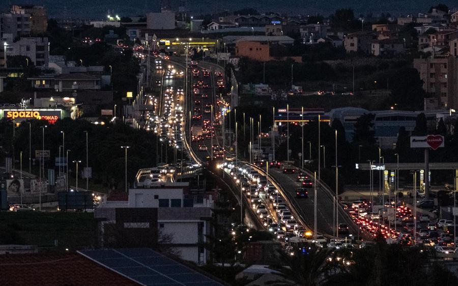 Cagliari, con la Smart contro il guard rail sull’asse mediano: gravissimi due giovani