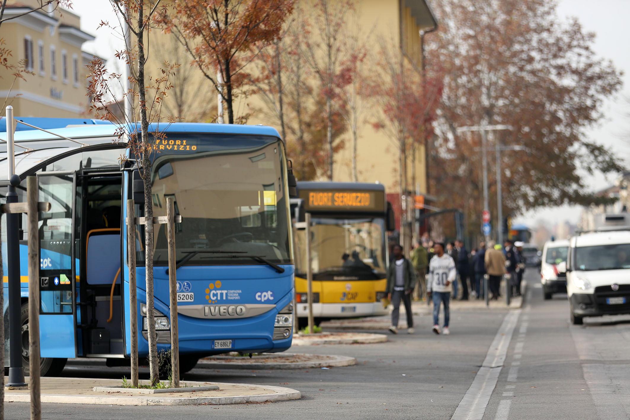 Bus in sosta al terminal di via Palestro a Empoli
