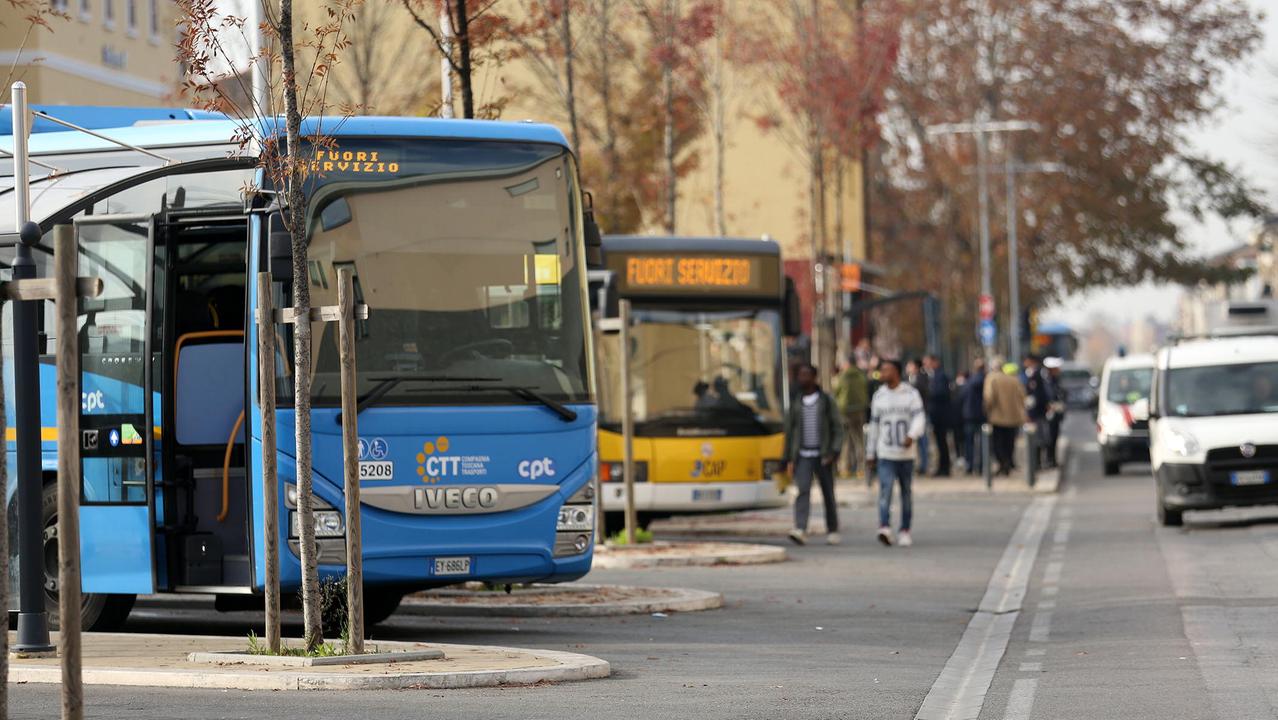 Bus in sosta al terminal di via Palestro a Empoli