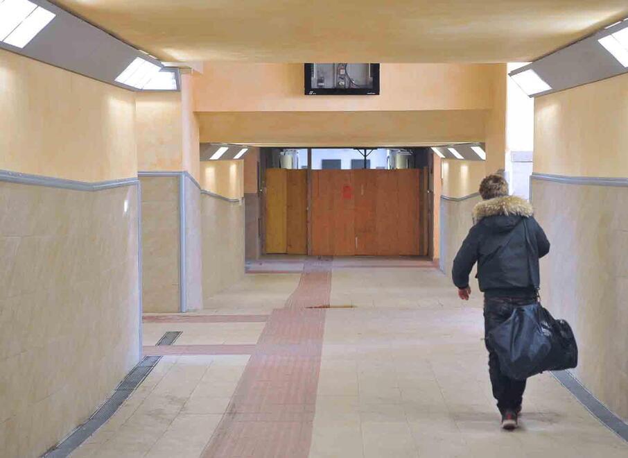 Sottopasso interrotto. Le barriere che per ora impediscono di percorrere interamente il passaggio pedonale sotto i binari della stazione ferroviaria