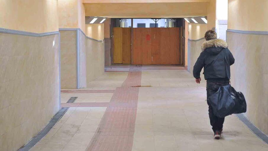 Sottopasso interrotto. Le barriere che per ora impediscono di percorrere interamente il passaggio pedonale sotto i binari della stazione ferroviaria