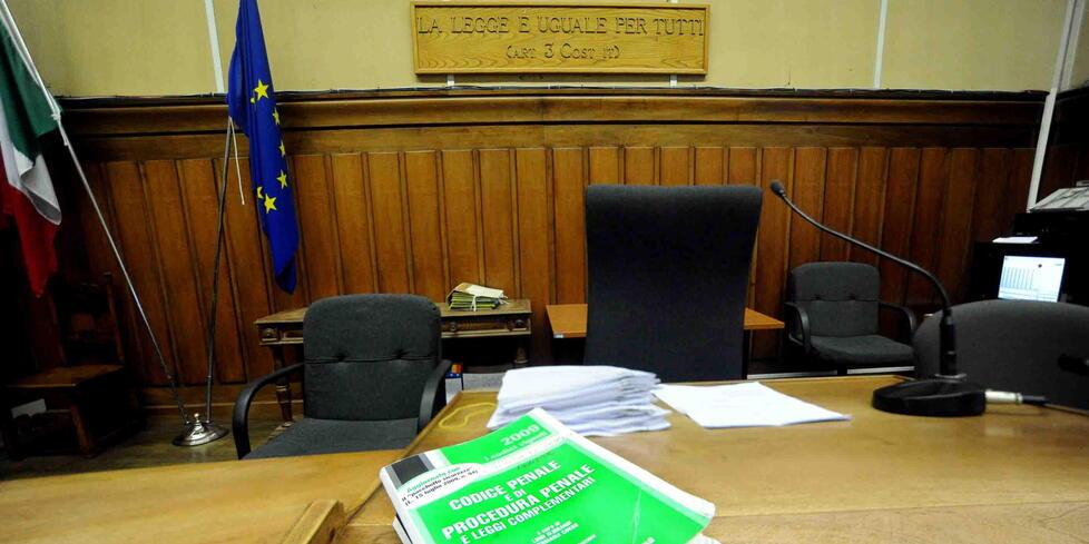 Montecatini, prestazioni hot con furto ai clienti: coppia patteggia