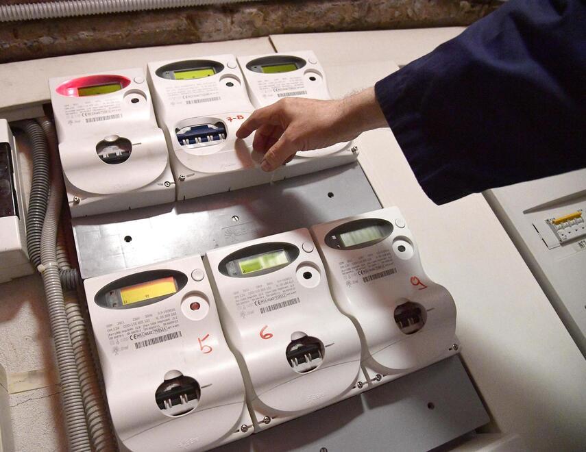 Sempre più famiglie alle prese con il caro bollette di luce e gas