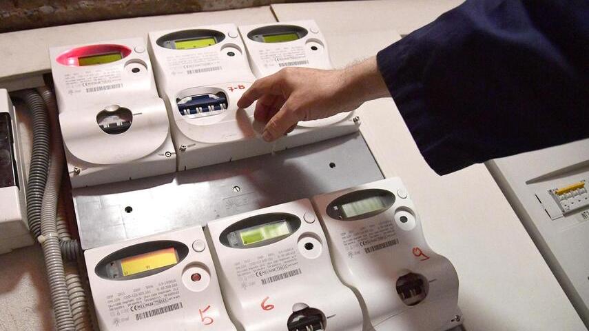 Sempre più famiglie alle prese con il caro bollette di luce e gas