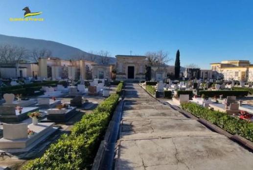 Giro di mazzette da 400 euro sui loculi in vendita per il clan