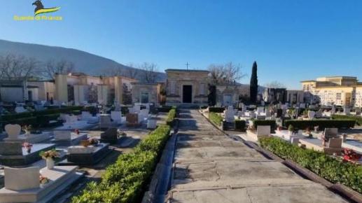 Giro di mazzette da 400 euro sui loculi in vendita per il clan