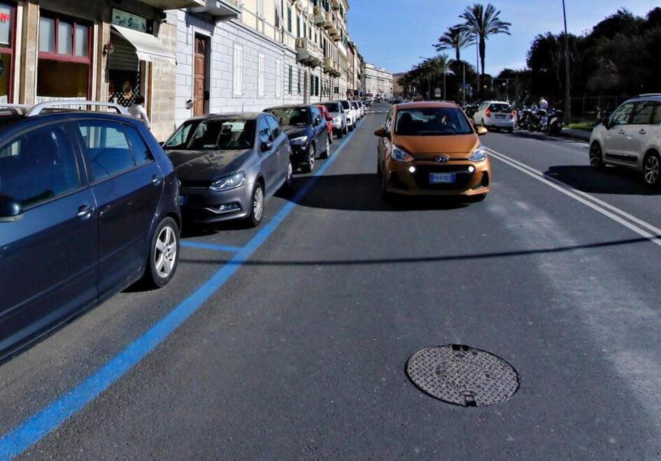 Via gli stalli blu dal viale Italia: «Le regole siano uguali per tutto il lungomare»