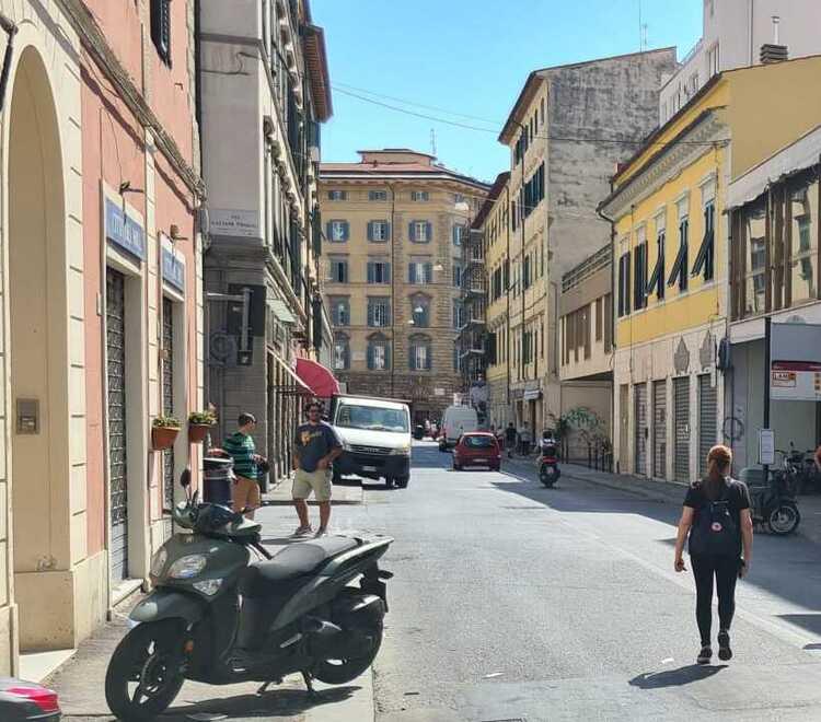 Corso Amedeo e via Magenta, la resistenza di negozi che non si arrendono: «Noi, luce per la città»