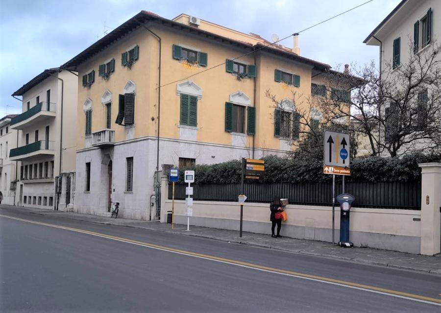 
	La fermata dei bus in via Crispi, accanto allo studio radiologico, dove &egrave; avvenuto il malore

