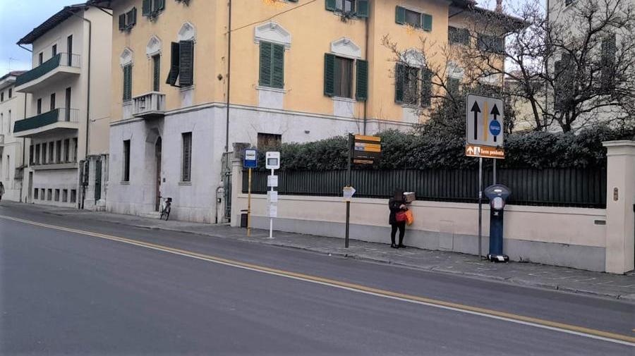 La fermata dei bus in via Crispi, accanto allo studio radiologico, dove è avvenuto il malore