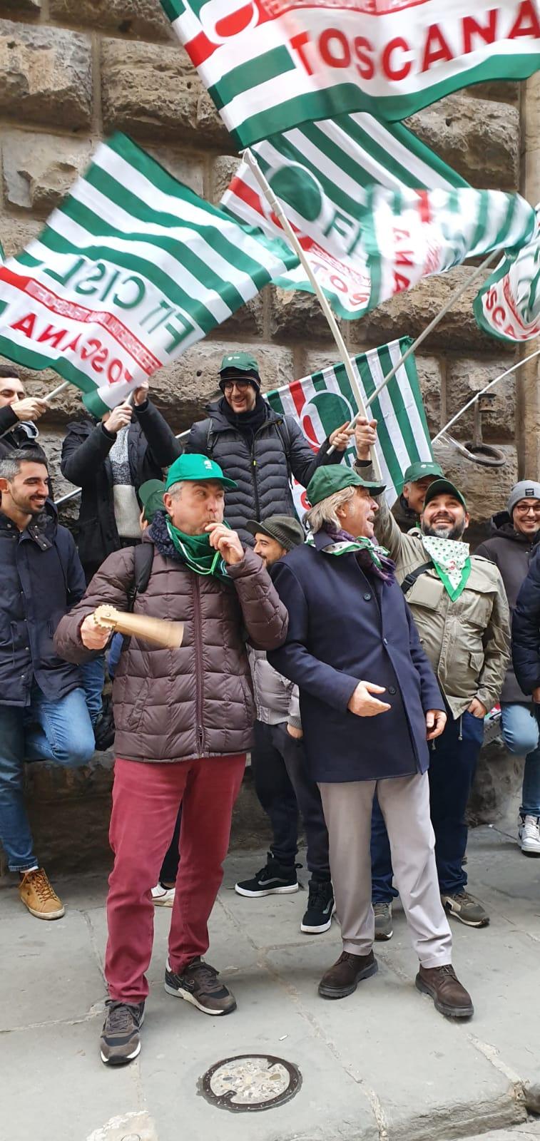 l sit-in organizzato dai sindacati in via Cavour