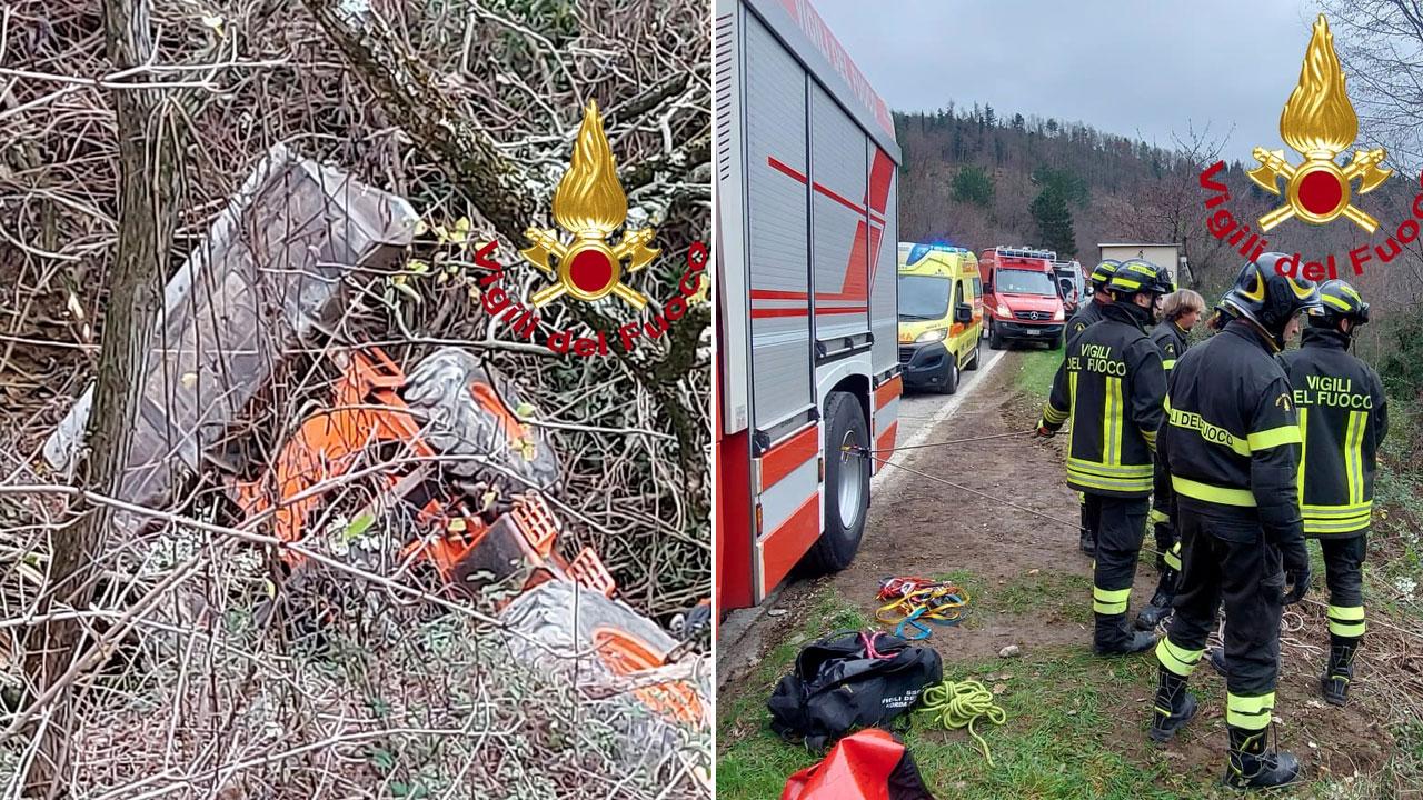 Le immagini della ruspa precipitata nel burrone a Monte Morello e le operazioni di soccorso dei vigili del Fuoco, intervenuto anche l’elisoccorso