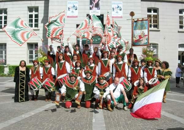 Ennio Balderi (in basso con la maglia bianca) col gruppo storico sbandieratori di Sant'Anna