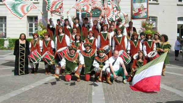 Ennio Balderi (in basso con la maglia bianca) col gruppo storico sbandieratori di Sant'Anna