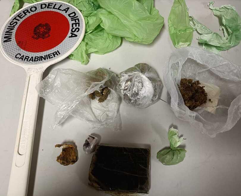 Marijuana, hashish  ed eroina  recuperati nella casa del giovane di 25 anni residente nella periferia cittadina e che lavora in un esercizio commerciale di ristorazione