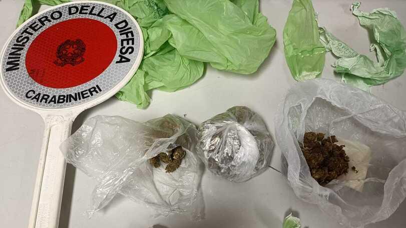 Marijuana, hashish ed eroina recuperati nella casa del giovane di 25 anni residente nella periferia cittadina e che lavora in un esercizio commerciale di ristorazione