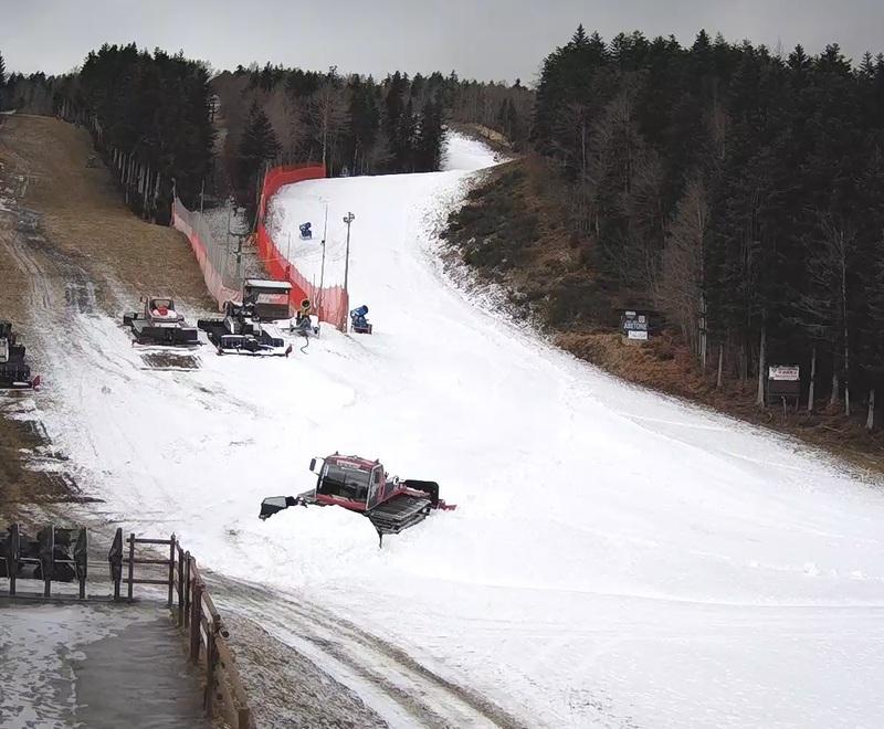 La zona della partenza dell’Ovovia dell’Abetone, sulla destra la pista Zeno si presenta parzialmente innevata grazie ai cannoni e alla neve prelevata da altri punti del comprensorio (foto webcam Saf)