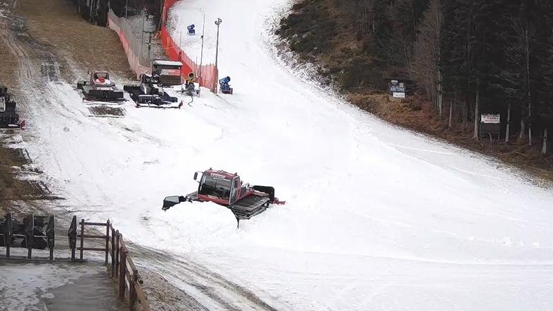 La zona della partenza dell’Ovovia dell’Abetone, sulla destra la pista Zeno si presenta parzialmente innevata grazie ai cannoni e alla neve prelevata da altri punti del comprensorio (foto webcam Saf)