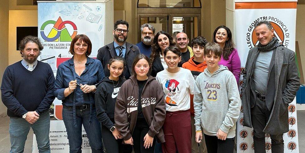 Il gruppo di alunni e docenti che hanno lavorato al progetto