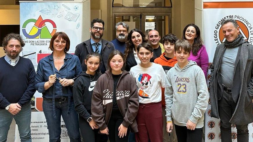 Il gruppo di alunni e docenti che hanno lavorato al progetto