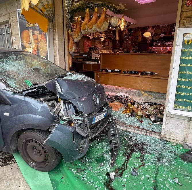 Salivoli, perde il controllo dell’auto e sfonda la vetrina di un negozio