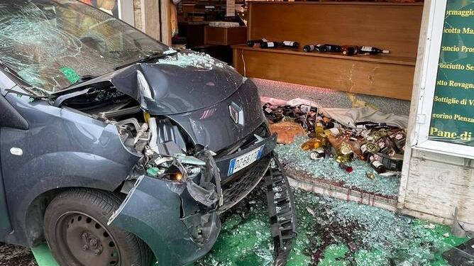 Salivoli, perde il controllo dell’auto e sfonda la vetrina di un negozio