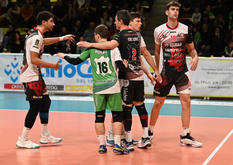 I Lupi della Kemas Lamipel Santa Croce dopo un punto conquistato nel corso di una delle loro partite