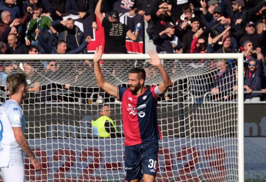 
	Pavoletti esulta dopo il gol dell'1-0 (foto mario rosas)

