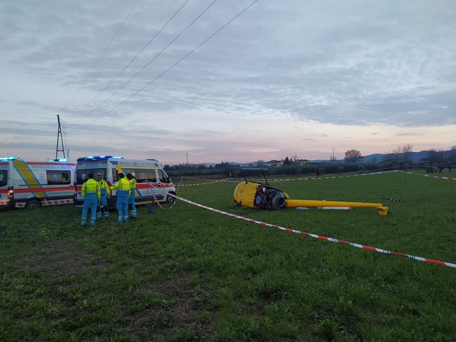 Prato, elicottero urta un cavo dell’alta tensione e precipita a terra: morto il pilota