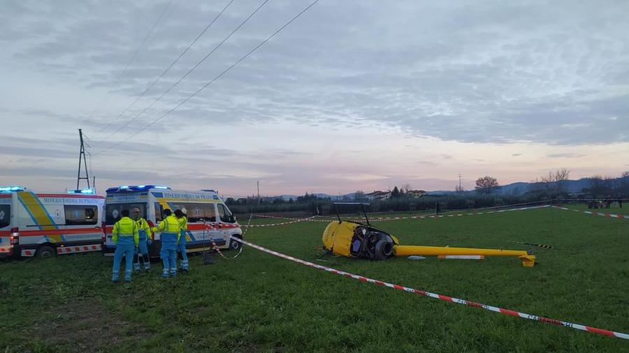Prato, elicottero urta un cavo dell’alta tensione e precipita a terra: morto il pilota