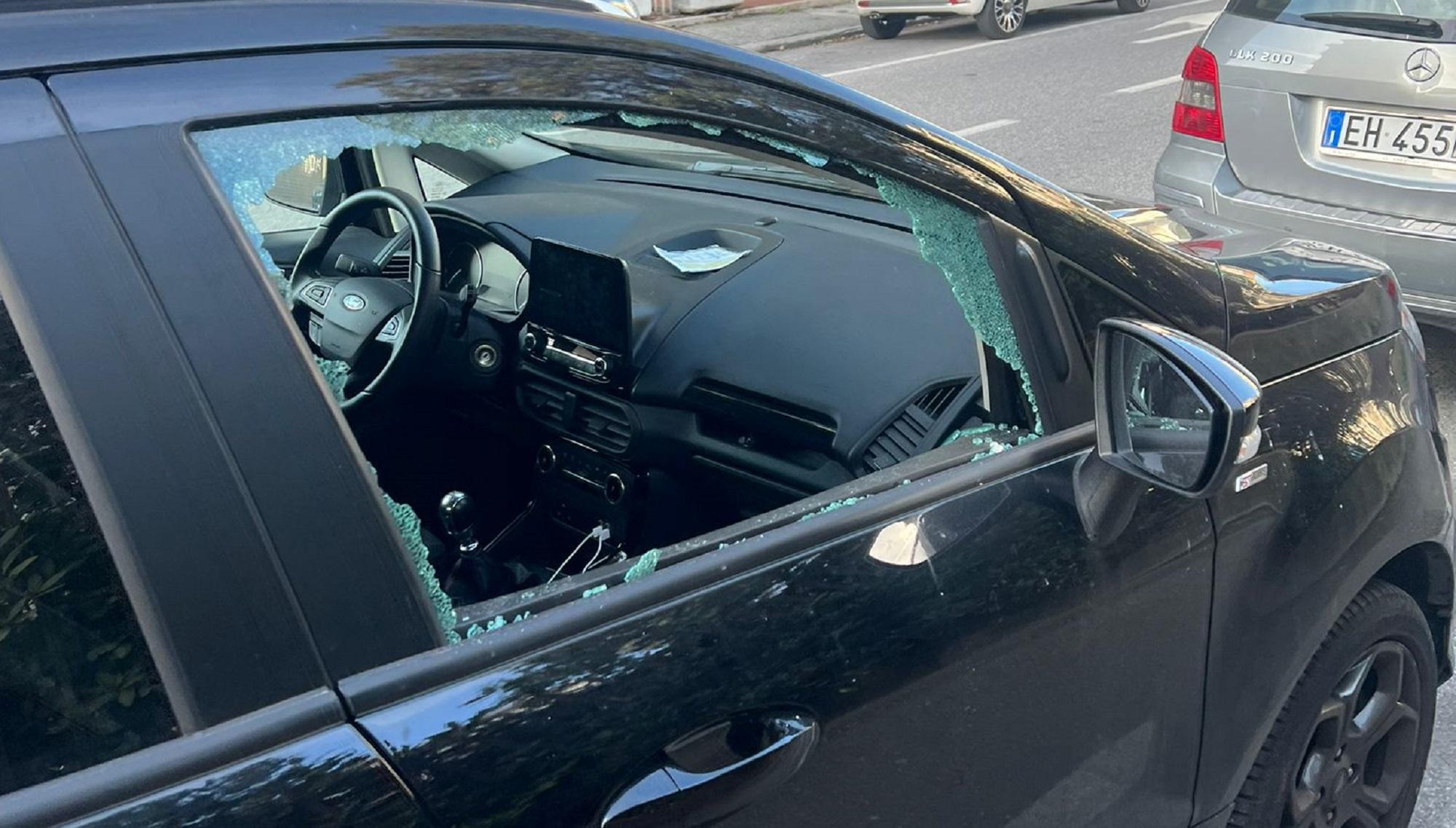 L'auto di Claudia Leone danneggiata