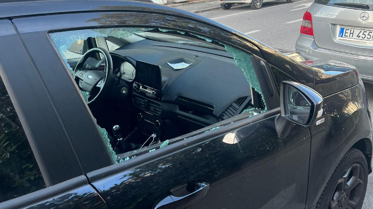 L'auto di Claudia Leone danneggiata