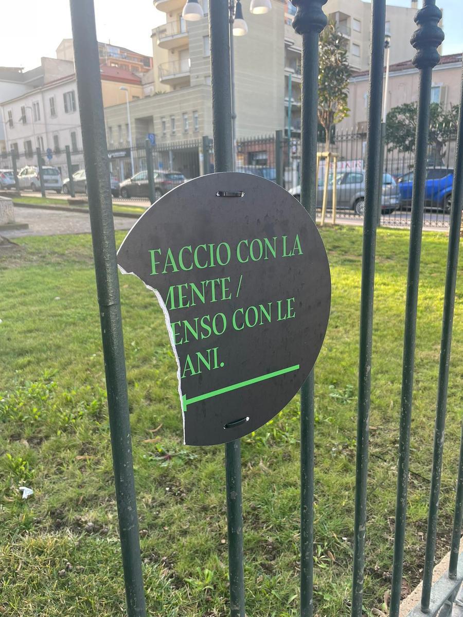 
	Sono una decina i cartelli presi di mira dai vandali

