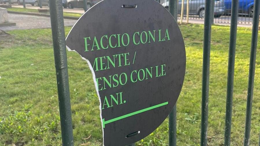 Sono una decina i cartelli presi di mira dai vandali