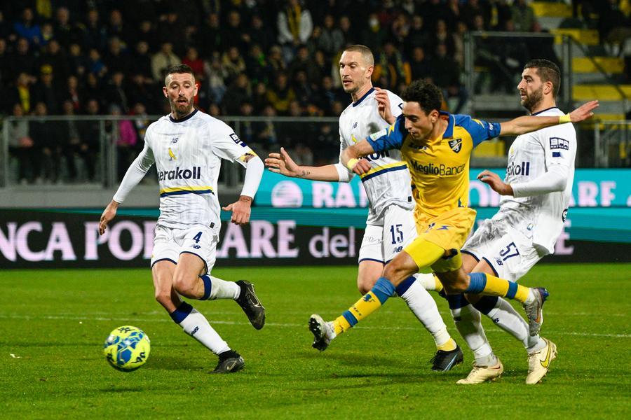 Il Modena ci crede, poi il Frosinone sale in cattedra e in 4 minuti fa bottino pieno: vince 2 a 1